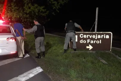 Homem foi detido pela Brigada Militar por tentar furtar placa de trânsito em Canela.
