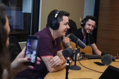 O cantor Léo Pain no Timeline, da Rádio Gaúcha