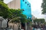 Um prédio de 2 mil metros quadrados, divididos em quatro andares, de vidros espelhados azuis chama a atenção na Rua Domingos de Almeida, uma das principais vias do centro de Uruguaiana.