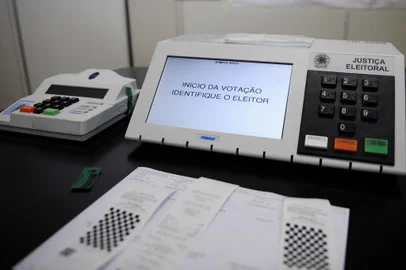  CAXIAS DO SUL, RS, BRASIL, 12/09/2018 - Edson Borowski, chefe de cartório da 169ª Zona Eleitoral, explica como funciona a urna eletrônica. (Marcelo Casagrande/Agência RBS)
