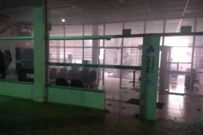  Criminosos explodiram agência do Banrisul em Miraguaí, na madrugada desta quarta-feira (03).