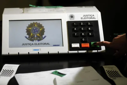  CAXIAS DO SUL, RS, BRASIL, 12/09/2018 - Edson Borowski, chefe de cartório da 169ª Zona Eleitoral, explica como funciona a urna eletrônica. (Marcelo Casagrande/Agência RBS)