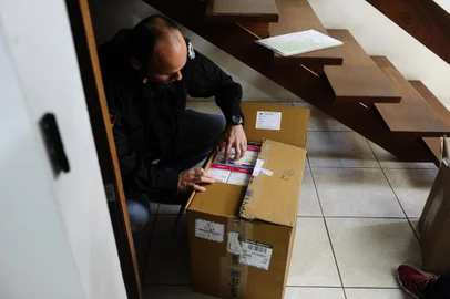 Polícia Civil investiga comércio clandestino de medicamentos em São Leopoldo nesta sexta-feira (5). Agentes apreendem remédios sem procedência e R$ 90 mil na casa de empresário 