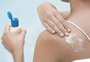 Filtro solar deve ser aplicado em quantidade adequada para prevenir câncer de pele, alertam dermatologistas