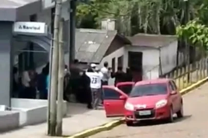 Assaltantes fazem cordão humano durante ataque a banco em Santana da Boa Vista, nesta sexta-feira (05).