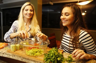  PORTO ALEGRE, RS, BRASIL, 02/10/2018: Adolescentes que optaram pelo vegetarianismo. Na foto, a estudante Maria Antônia Saldanha, de 16 anos, com a mãe, Cláudia Saldanha. (CAMILA DOMINGUES/AGÊNCIA RBS)