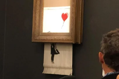 Uma pintura em spray estêncil feita pelo artista britânico Banksy se desfez depois de ter sido vendida por mais de £ 1 milhão (R$ 5,05 milhões).