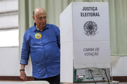 VOTO DO CANDIDATO HENRIQUE MEIRELLES.SP - VOTO-HENRIQUE-MEIRELLES - POLÍTICA - O candidato à Presidência da República, Henrique Meirelles (MDB), vota em sessão da Escola Rio Branco em São Paulo (SP), na manhã deste domingo (7). 07/10/2018 - Foto: GUILHERME RODRIGUES/FUTURA PRESS/FUTURA PRESS/ESTADÃO CONTEÚDOEditoria: POLÍTICALocal: SÃO PAULOIndexador: GUILHERME RODRIGUESFotógrafo: FUTURA PRESS