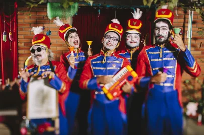 Depois de uma turnê pelo interior do estado no ano passado, um dos espetáculos gaúchos de maior sucesso realiza sua primeira temporada em Porto Alegre. Com direção musical e arranjos de Yanto Laitano, Orquestra de Brinquedos estreia na Sala Álvaro Moreyra no dia 21 de março. Orquestra de Brinquedos , Raul Krebs , Divulgação