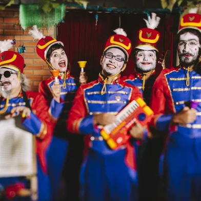 Depois de uma turnê pelo interior do estado no ano passado, um dos espetáculos gaúchos de maior sucesso realiza sua primeira temporada em Porto Alegre. Com direção musical e arranjos de Yanto Laitano, Orquestra de Brinquedos estreia na Sala Álvaro Moreyra no dia 21 de março. Orquestra de Brinquedos , Raul Krebs , Divulgação