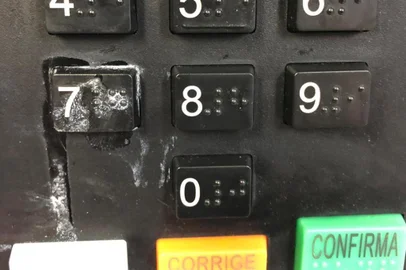 Eleitor cola tecla de urna eletrônica em Caxias do Sul