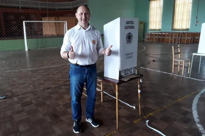 Candidato à reeleição, o deputado estadual Elton Weber (PSB) votou no Centro Social e Cultural Pinhal Alto, acompanhado da esposa Rosângela Weber.