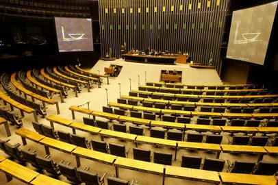 Lei de Diretrizes OrçamentáriasBrasil, Distrito Federal, Brasília, 09/07/2004. Plenário da Câmara dos Deputados vazio em uma sessão extraordinária no dia seguinte em que o Congresso Nacional não votou a Lei de Diretrizes Orçamentárias e o recesso parlamentar foi adiado. - Crédito:CELSO JUNIOR/ESTADÃO CONTEÚDO/AE/Codigo imagem:8154Editoria: POLLocal: BRASÍLIAIndexador: CELSO JUNIORFonte: AGE-ESTADÃO CONTEÚDOFotógrafo: AGE
