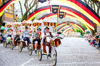  Santa Cruz do Sul, RS, BRASIL, 11/10/2016 : Especial da 32ª Oktoberfest Santa Cruz do Sul. Desfile temático que acontece na Rua Mal. Floriano no centro da cidade. (Omar Freitas/Agência RBS)Indexador: Omar Freitas