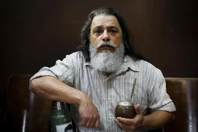  GUAÍBA, RS, BRASIL, 09-03-2017: O músico Luiz Marenco em uma barbearia na região central de Guaíba. Acompanhado de Gabriel Selvage no violão, Marenco apresenta o show Pra o Meu Consumo no Theatro São Pedro, em Porto Alegre, no sábado (11). (Foto: Mateus Bruxel / Agência RBS)Indexador: Mateus_Bruxel