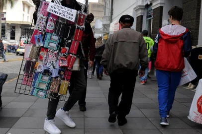  CAXIAS DO SUL, RS, BRASIL, 06/10/2018Cresce o comércio irregular no centro por causa do dia das crianças. (Lucas Amorelli/Agência RBS)