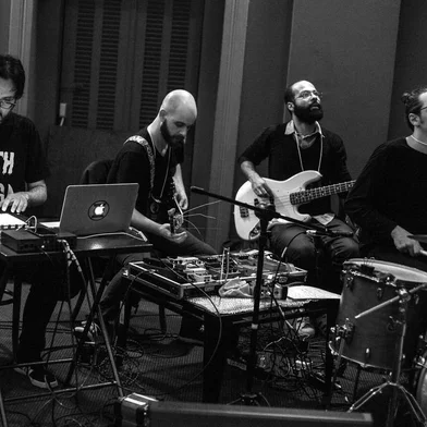 A banda Quarto Sensorial e o produtor Fu_k The Zeitgeist (Valmor Pedretti Jr.) tocam trilha para o filme Frankenstein (1931). Na foto: Valmor Pedretti Jr., Carlos Ferreira, Bruno Vargas e Martin Estevez.