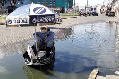 O dono de um estacionamento teve uma ideia criativa para alertar as autoridades sobre o acúmulo de esgoto em seu estabelecimento, no centro de Porto Alegre. O local fica na Avenida Voluntários da Patria, próximo à elevada da Conceição.