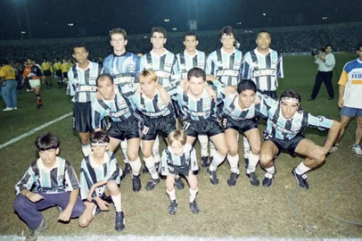  Copa dos Campeões, torneio que reúne equipes brasileiras campeãs mundiais.Grêmio 2 x 0 FlamengoLocal: Estádio Mané Garrincha, Brasília-#ENVELOPE: 152520