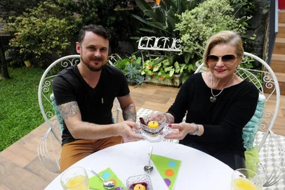  CAXIAS DO SUL, RS, BRASIL, 27/09/2018 - Pitadas de Sabor 05 apresenta a receitade Flamery de laranja. a sobremesa foi preparada por Lissandro Stalivieri e sua mãe, Leda Stalivieri. (Marcelo Casagrande/Agência RBS)