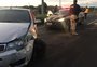 Motorista com CNH suspensa colide carro na mureta central da freeway e foge do local