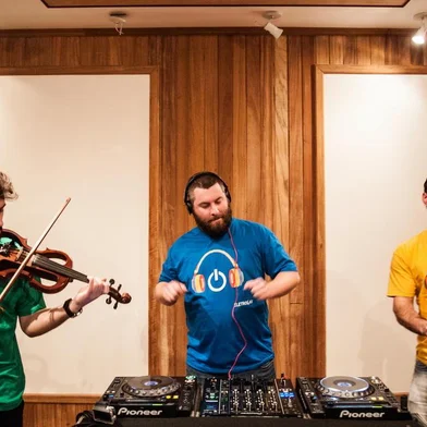 Projeto Eletrosax é formado pelo DJ Rodrigo Salvador, pelo saxofonista Ismael Morais e pelo violinista Mateus Frigheto