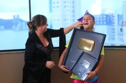  BALNEÁRIO CAMBORIÚ, SC, BRASIL, 28/09/2018: Kids influencers: Milena Stepanienco, 12 anos, com as placas comemorativas que ganhou do YouTubeIndexador: ISADORA NEUMANN