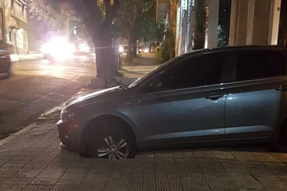 Dos imprevistos que surgiram com a mudança que o advogado Felipe Rebechi, 33 anos, fez na quinta-feira (11), o maior deles estava do lado de fora do novo apartamento. Ao sair da garagem do prédio na Rua Miguel Tostes, em Porto Alegre, sentiu que algo puxou o carro para baixo.
