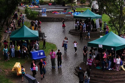  CAXIAS DO SUL, RS, BRASIL, 12/10/2018 - Chuva dispersa público em festa preparada para as crianças. Realizada em parceira entre prefeitura e Procon, festa ocupou o parque Cinquentenário. (Marcelo Casagrande/Agência RBS)