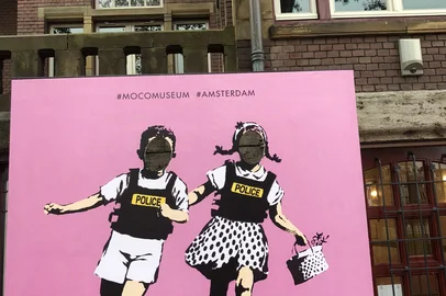 Banksy no Moco Museum, em Amsterdã.