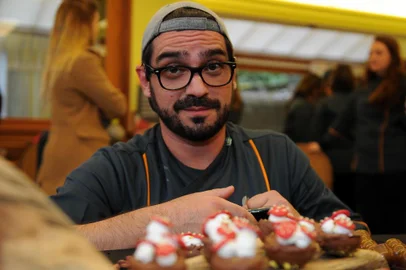  CANELA, RS, BRASIL 24/05/2017O confeiteiro paulistano Lucas Corazza, considerado o maior especialista em chocolate do Brasil, esteve em Canela para dar um curso na Chocolataria Castelli. (Felipe Nyland/Agência RBS)