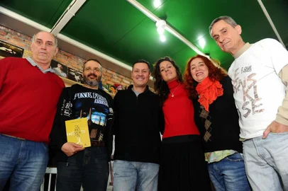  CAXIAS DO SUL, RS, BRASIL, 14/10/2018 - NA FOTO: Sarau dos Poetas vai ser realizado no Instituto Cultural Taru. NA FOTO: sentado, de vermelho, José Otavio Carlomagno, Nil Kremer (de vermelho, de pé) ao lado de Jaque Pivotto, e Dinarte Albuquerque (de branco, sentado), organizadores do encontro. (Porthus Junior/Agência RBS)
