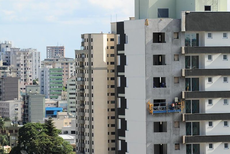  CAXIAS DO SUL, RS, BRASIL, 06/11/2017. Setor imobilário. Prédios com placas de aluga-se e prédio em construção em Caxias do Sul. Vistas da cidade de Caxias, construção civil. (Porthus Junior/Agência RBS)