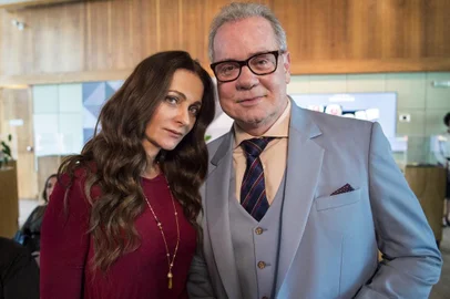 Em O Tempo Não Para, Monalisa (Alexandra Richter) e  Amadeu ( Luiz Fernando Guimarães).