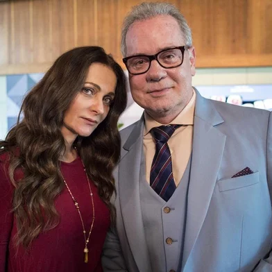 Em O Tempo Não Para, Monalisa (Alexandra Richter) e  Amadeu ( Luiz Fernando Guimarães).
