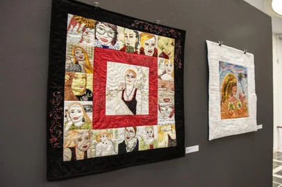 A Exposição ENTRE - - - TECER, organizada por Sinara Maria Boone, pode ser visitada até o dia 25 de outubro no Campus 8 da UCS, em Caxias do Sul. Além das produções artísticas e têxteis de Sinara, a mostra reúne as obras das demais participantes de um grupo formado por mulheres gaúchas: Adriana Guimarães, Carmen Netto, Maria Cristina Maluf Gardolinski, Hellen Schumacher Magnani, Maria Ignez Samariani, Mana Athanazio e Sara Netto.