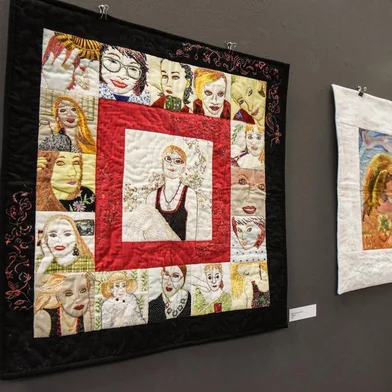 A Exposição ENTRE - - - TECER, organizada por Sinara Maria Boone, pode ser visitada até o dia 25 de outubro no Campus 8 da UCS, em Caxias do Sul. Além das produções artísticas e têxteis de Sinara, a mostra reúne as obras das demais participantes de um grupo formado por mulheres gaúchas: Adriana Guimarães, Carmen Netto, Maria Cristina Maluf Gardolinski, Hellen Schumacher Magnani, Maria Ignez Samariani, Mana Athanazio e Sara Netto.