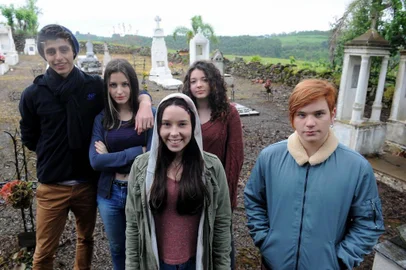 COTIPORÃ, RS, BRASIL 04/10/2018Gustavo Spolidoro filma o longa Os Dragões em Cotiporã, os protagonistas do filme são todos integrantes do grupo de teatro de Cotiporã. Na foto Lóren Maite da Rosa Panizzi (de toca),  Paulo Reginatto Sbardelotto (Ruivo), Larissa Tres (olho claro), Juliana Zardo (cabelo crespa) e Rafael Luciano Scarton (chifres).. (Felipe Nyland/Agência RBS)