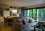 Reforma de living com ampla vista para morro integra de forma luminosa interior e natureza