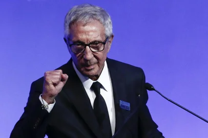  Businessman Abilio Diniz delivers a speech during the ceremony of the 2016 Brazil Leader Award, at the Bandeirantes governmental palace in Sao Paulo, Brazil on December 12, 2016. (Photo by Miguel SCHINCARIOL / AFP)Editoria: POLLocal: Sao PauloIndexador: MIGUEL SCHINCARIOLSecao: politics (general)Fonte: AFPFotógrafo: STR