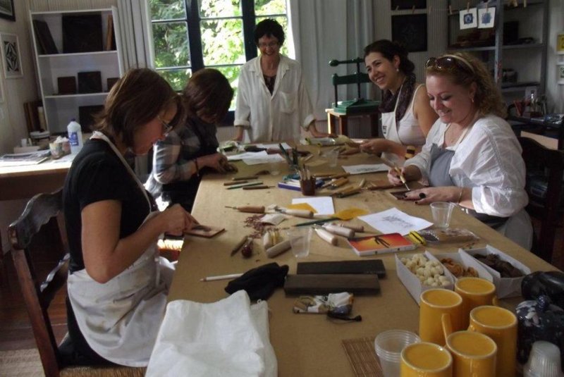 A artista plástica Marinês Busetti desenvolve um trabalho com a técnica milenar que tem como base de criação uma matriz em madeira que serve para imprimir no papel. Ela mantém um atelier no Desvio Blauth, distrito de Farroupilha