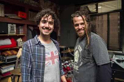 Em Pais de Primeira, clique exclusivo para a coluna Sinal Aberto de Driguêra (Alejandro Claveaux) e Pedro (George Sauma). É a nova série da Globo.