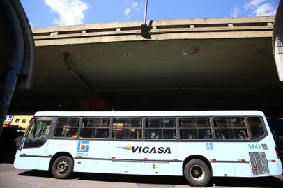  PORTO ALEGRE, RS, BRASIL, 15-10-2018. Passageiros da Vicasa reclamam de condições da frota. Os usuários da empresa Vicasa, que circula entre Porto Alegre e Canoas, reclamam do tempo de espera dos ônibus e do sucateamento da frota. (LAURO ALVES/AGÊNCIA RBS)