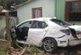 Durante fuga, criminosos em carro roubado derrubam muro e invadem pátio de casa em Cachoeirinha 
