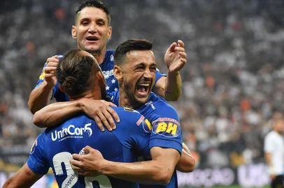 Cruzeiros Robinho (C) celebrates his goal against Corinthians, during their Brazils Cup final football match at the Arena Corinthians stadium in Sao Paulo, Brazil on October 17, 2018. (Photo by NELSON ALMEIDA / AFP)