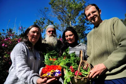  CAXIAS DO SUL, RS, BRASIL, 13/08/2018. Produtores orgânicos Marli Ruchel, Marco Gottinari, Andrea Basso  e Alexandre Reche mostram a diversidade de plantas alimentícias não-convencionais, as PANCS, disponíveis no Sítio Caminho da Floresta e vendidas em feiras orgânicas. (Diogo Sallaberry/Agência RBS)