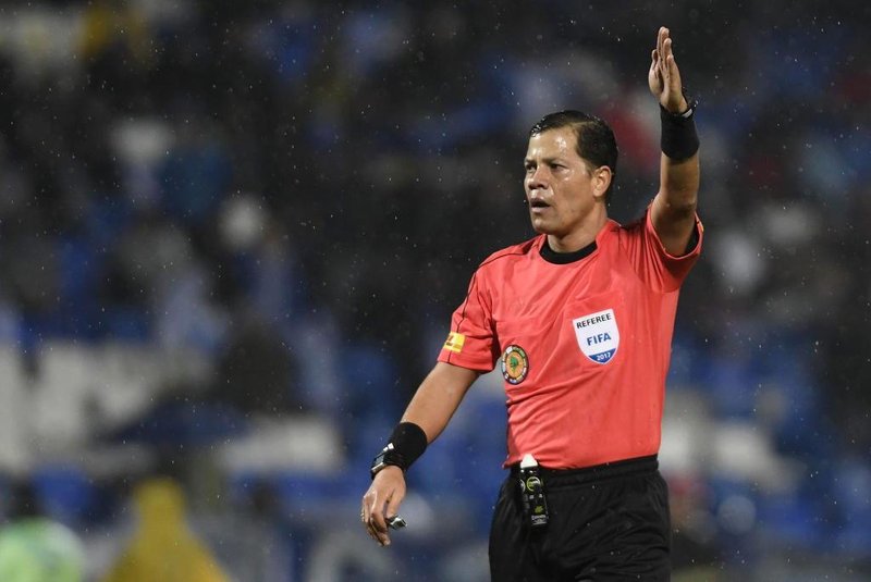 Peru´s referee Victor Carrillo gestures during the Godoy Cruz vs Gremio Copa Libertadores 2017 second round first leg football match at Malvinas Argentinas stadium in Mendoza, Argentina, on July 4, 2017. / AFP PHOTO / Andres Larrovere