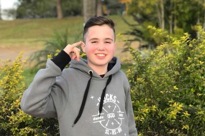 Há 14 anos, o maior desejo dos familiares do estudante Kauan Cardoso Machado, 15 anos, é que ele tenha saúde para aproveitar a vida como qualquer garoto da sua idade. O jovem, morador de Farroupilha, é portador da síndrome de hiper-IgM que afeta o sistema imunológico. Uma das apostas da família é em uma medicação importada que promete oferecer mais qualidade de vida. Porém, o tratamento experimental custa cerca de R$ 7 mil por mês, valor que excede totalmente a renda dos pais e do irmão. Por isso, uma das alternativas é a doação por meio de uma vaquinha virtual que pretende arrecadar R$ 100 mil. A doença de Kauan foi descoberta quando ele tinha pouco mais de um ano. Os primeiros sintomas foram feridas na boca que logo se transformaram em complicações mais sérias como gripes e infecções. Um dos episódios mais graves foi uma bactéria que se instalou no intestino do garoto no início deste ano e fez com que ele chegasse aos 35 quilos. 