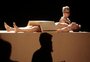 FOTOS: público interage com corpo de artista nu em performance no Teatro Renascença