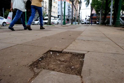CAXIAS DO SUL, RS, BRASIL, 18/10/2018Prefeitura ainda não decidiu quando placas de bronze serao repostas em  monumentos de caxias. ]Marco zero(Lucas Amorelli/Agência RBS)